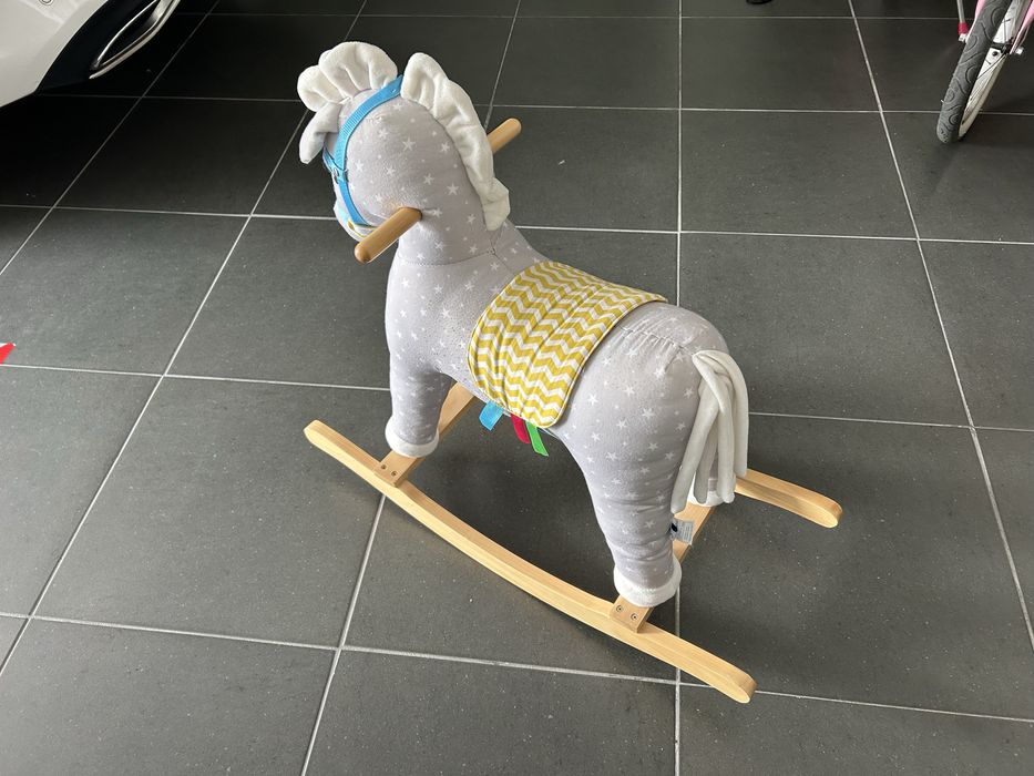 Cavalinho de madeira com som