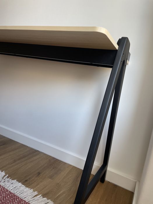 Secretaria Sklum madeira com pernas pretas