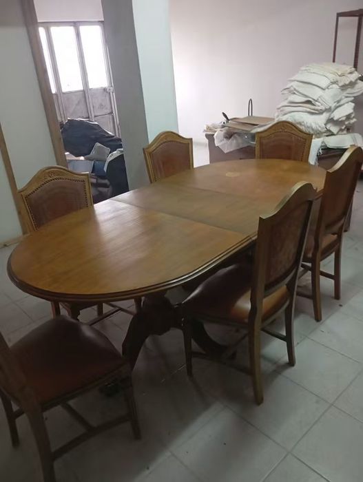 Vendo mesa cadeiras muitas bonitas