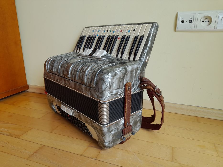 Akordeon 80 basowy ( niemiecki) z walizką