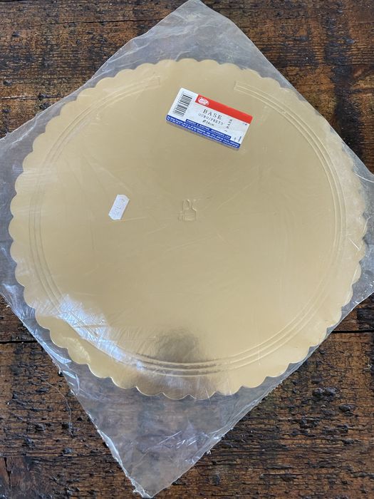 Bases em cartão preto e dourado, ideais para bolos, doces e festas
