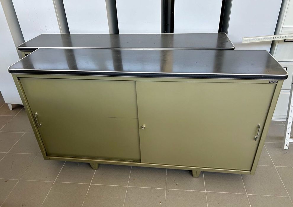 Armários de metal com 2 portas de correr e fechadura