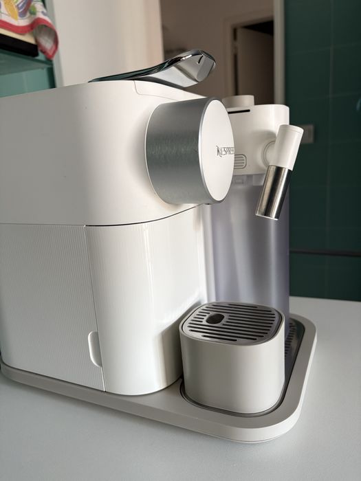 Máquina Nespresso Lattissima