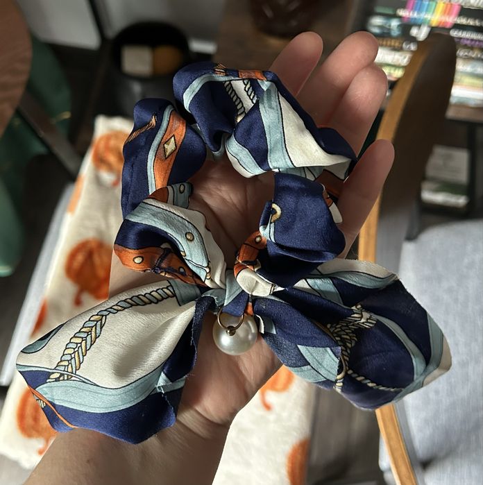 Elegancka scrunchie (gumka do włosów) z perłą