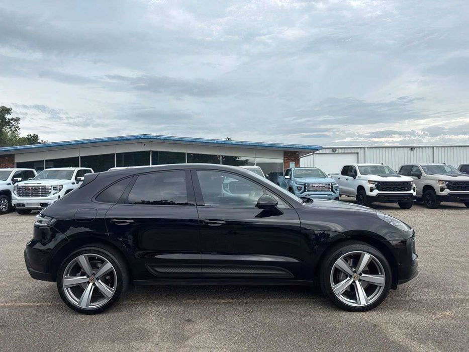 Porsche Macan      2022