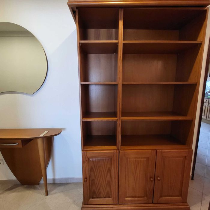 Prodam shafu z dereva.
Estou vendendo um guarda-roupa de madeira.