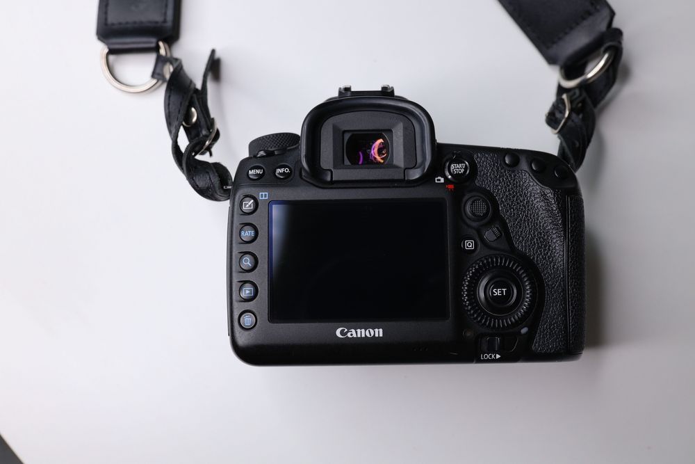 Sprzedam lustrzanka Canon EOS 5D Mark IV