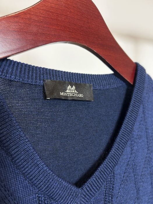 Montechiaro Italy sweter meski w serek niebieski wełna
