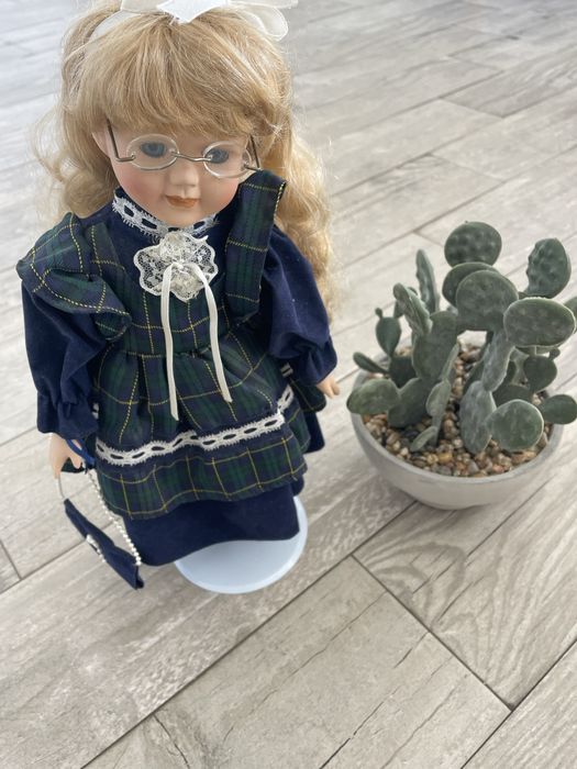 Порцелянова колекційна інтерʼєрна лялька статуетка Dianna Effner