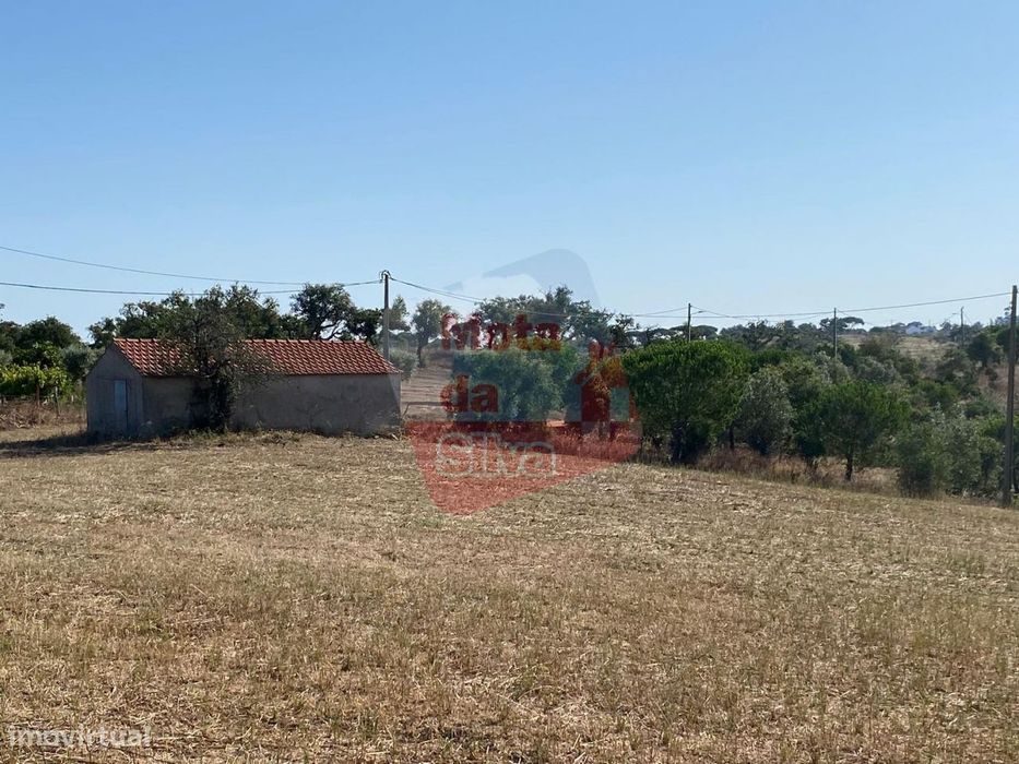 Terreno rústico com construção perto de Melides