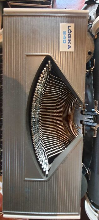 Maquina de escrever Logika 240