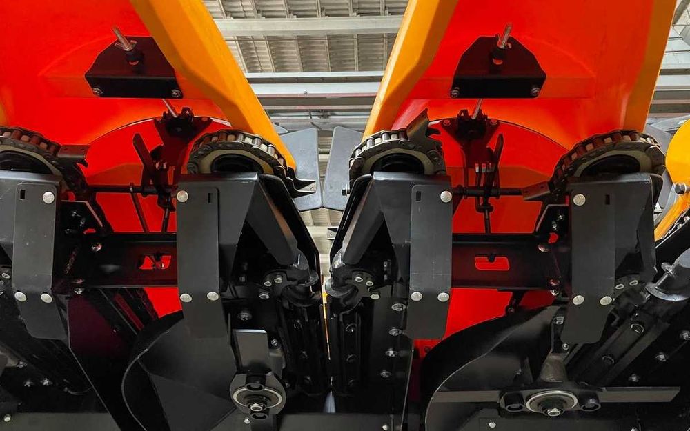 Жатка кукурудзяна 8 рядків, 6 рядків з компенсацією -25% Нова