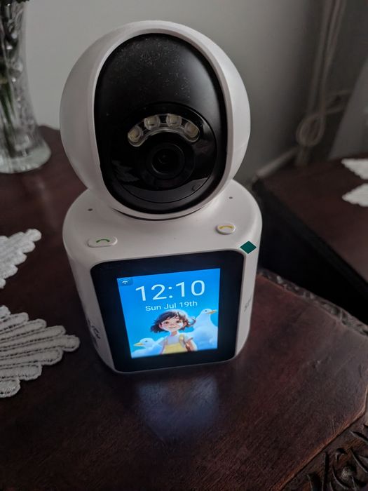 Câmara Wi-Fi interior com ecrã para video-chamadas para idosos e crianças