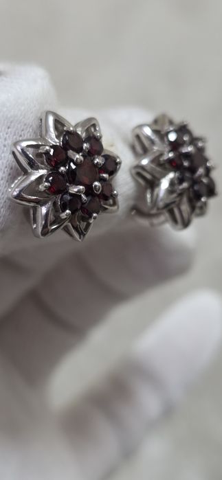 Срібний набір з гранатом.