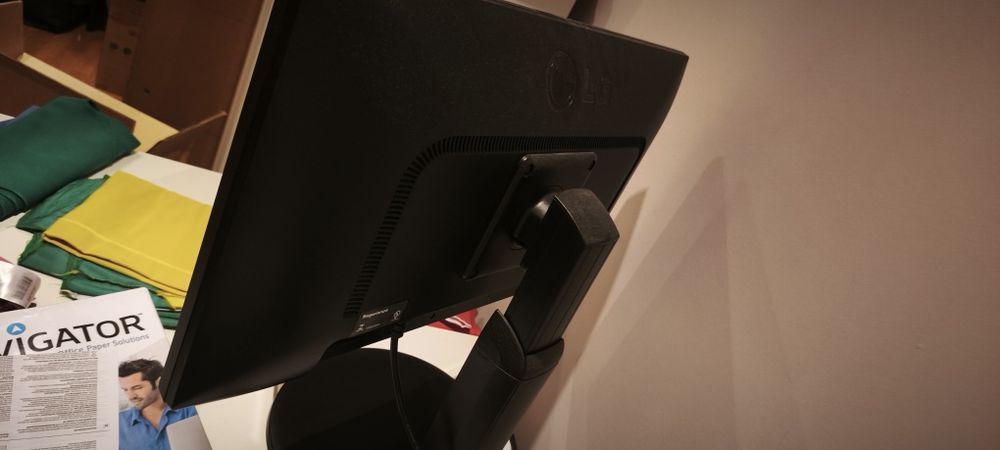 Monitor LG 21.5" LED Full HD - Ergonômico (Ajuste de Altura e Giro)