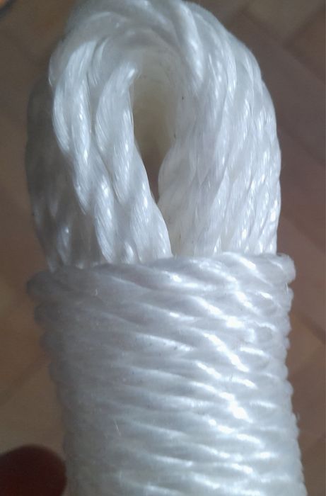 Biały skręcany sznurek polipropylenowy linka do bielizny.