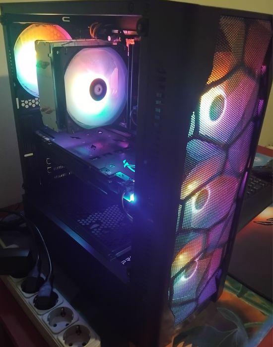 Компьютер игровой продаю весь комплект пк на гарантии 1,6 год