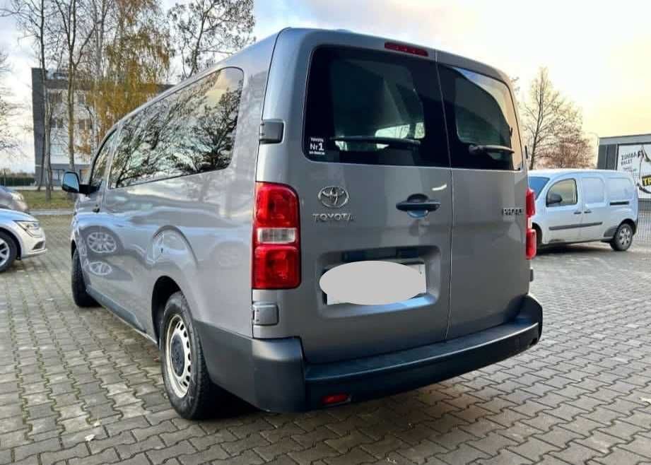 Wynajem busa 9 osobowy Toyota ProAce