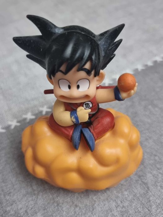 Goku sentado nas nuvens figura de PVC