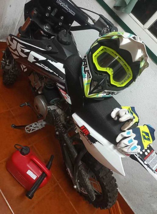 Pit bike 125cc ,capacete, oculos e luvas