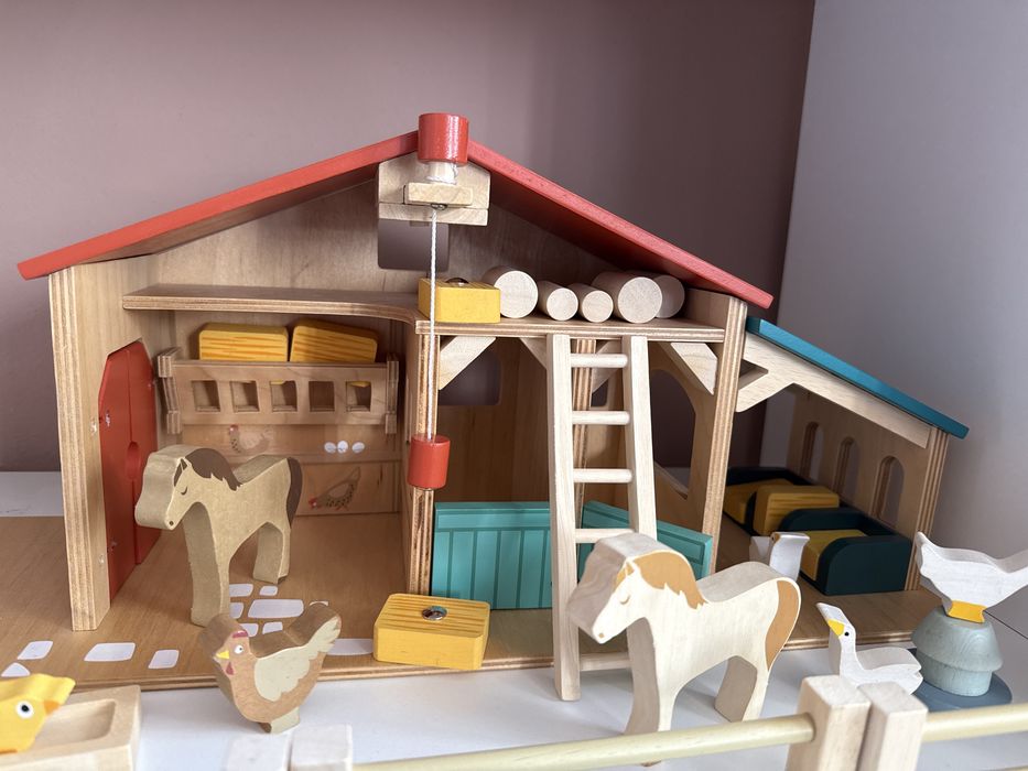 Zabawka drewniana stajnia konie