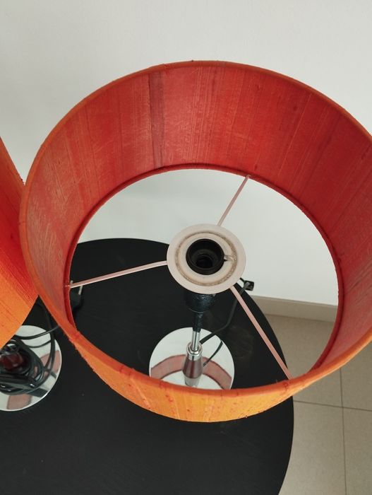 Candeeiros de Mesa pequenos em metal com abajur laranja