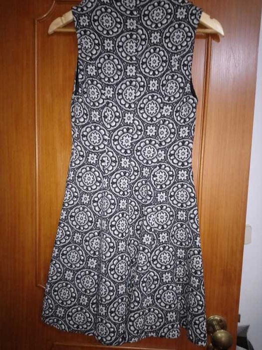 Vestido justo com saia godés estampado