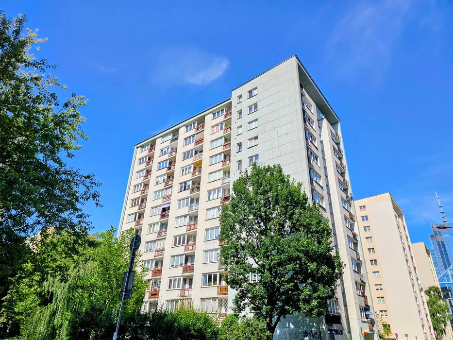 Na wynajem mieszkanie 39 m2, dwa niezależne pokoje z oddzielną kuchnią i balkonem. Warszawa Wola / Ochota / Centrum. Super lokalizacja.