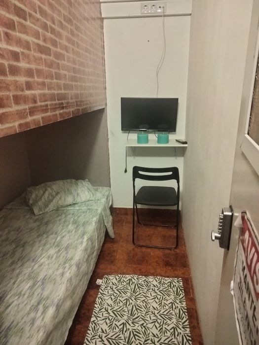 Alugo quarto para solteiro