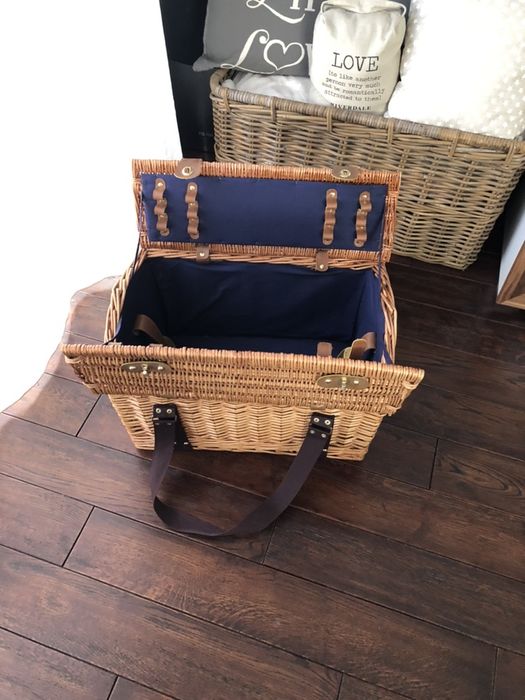 Duży kosz piknikowy z rączkami