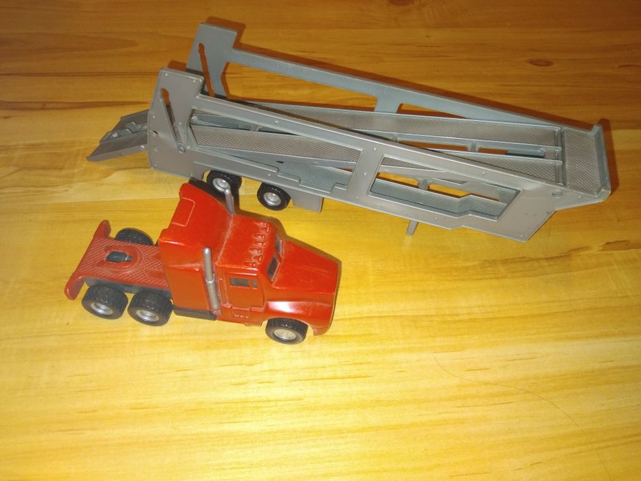 Plastikowe auto z lawetą