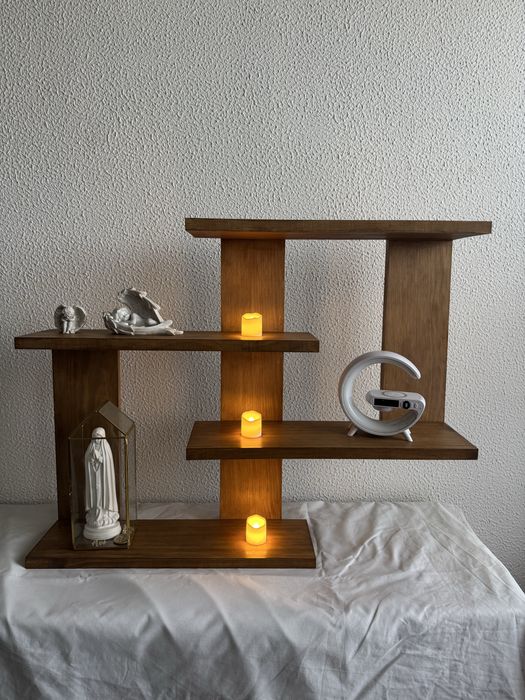 Prateleira de madeira artesanal com design moderno
