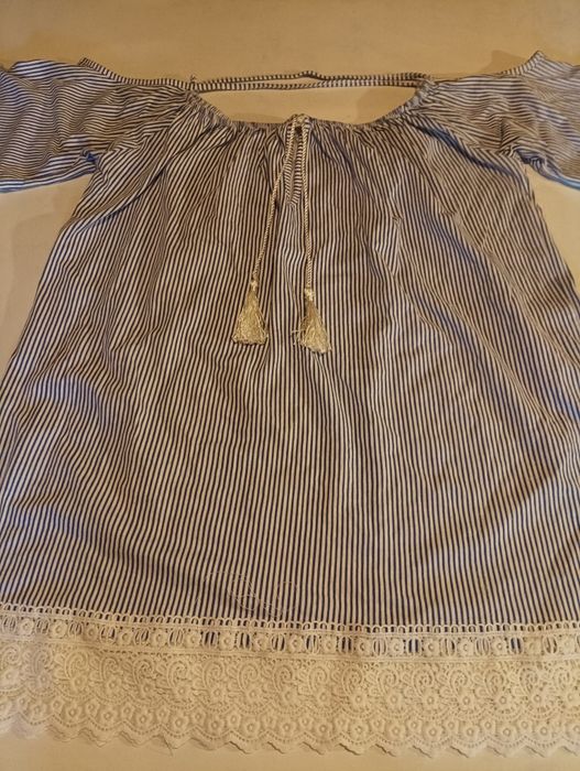 Blusa às riscas em azul e branco