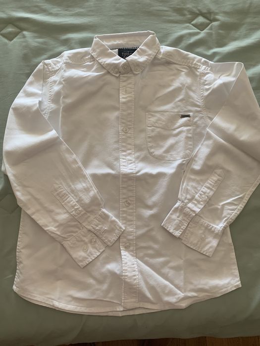 Camisas branca e azul
