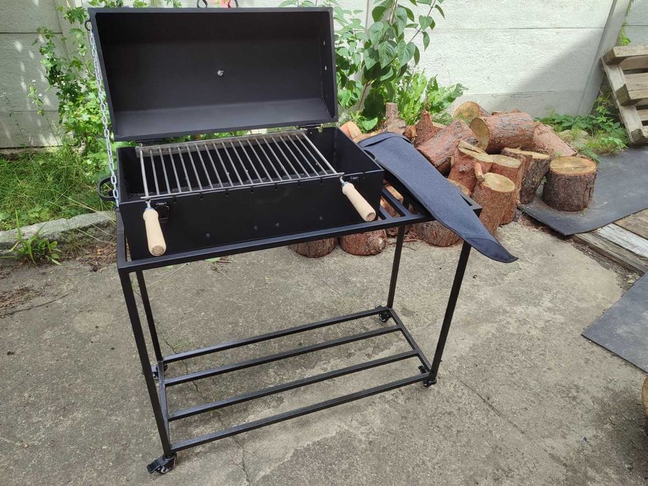 Grill ogrodowy ogniskowy trójnóg. Grill