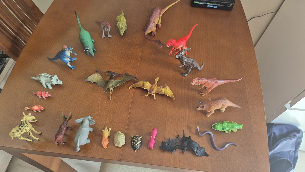 Figurki dinozaurów i innych zwierząt