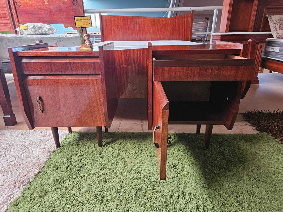 Mesas de cabeceira em madeira maciça - Valor unitário - óptimo