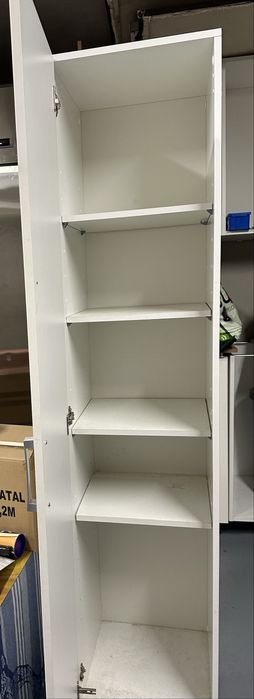 Armario branco com prateleiras