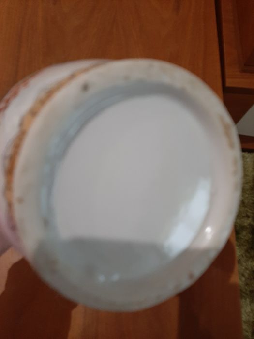 Jarrao em Porcelana com motivos orientais
Pintado com relevo
Medidas aprox: Altura 30.7 cm x largura 14 cm 
Friso com desgaste