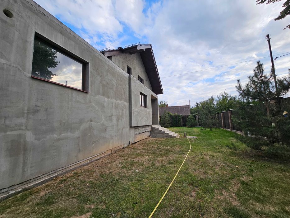 Продаётся новый просторный дом недалеко от воды, в районе Карачунов