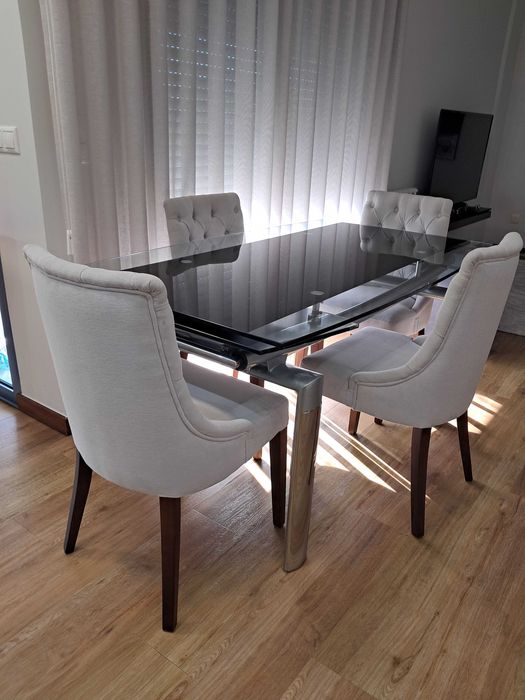 Mesa de sala jantar extensivel com vidro temperado.