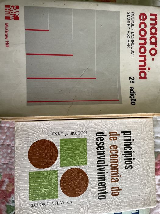 Lote 3 livros de Economia — Dornbusch, Bruton e Schneider