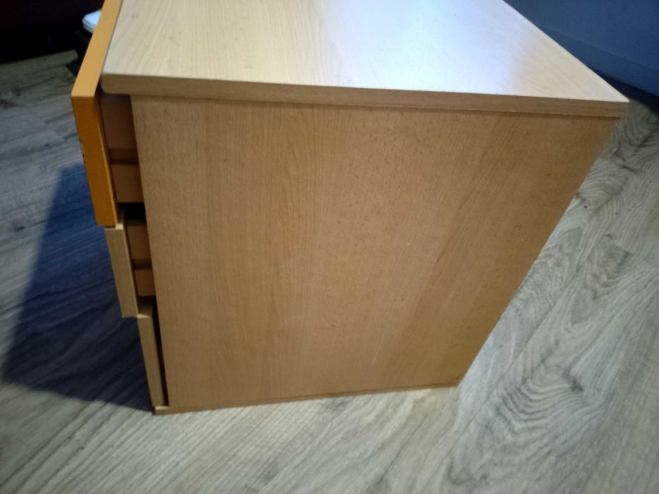 Mesa cabeceira com 3 gavetas em bom estado