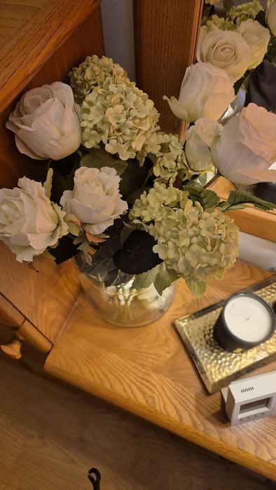 Jarra decorada com flores artificiais