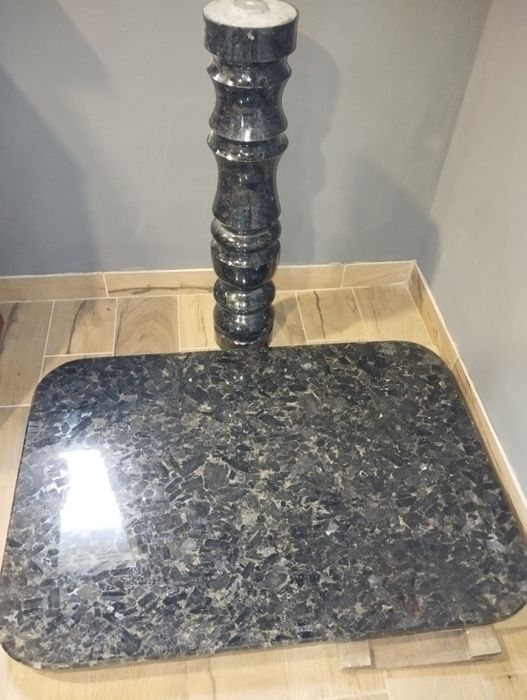 Стіл з граніту і ніжкою