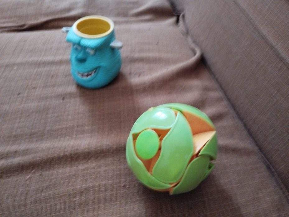 Copo infantil e bola.