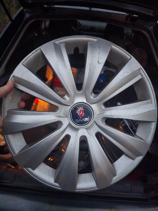 Kołpaki z logo Saab 15 cali