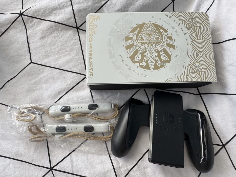 Nintendo Switch OLED Limited Edition Zelda TOTK