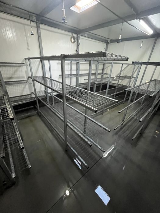 Prateleiras em ferro com malha zincada