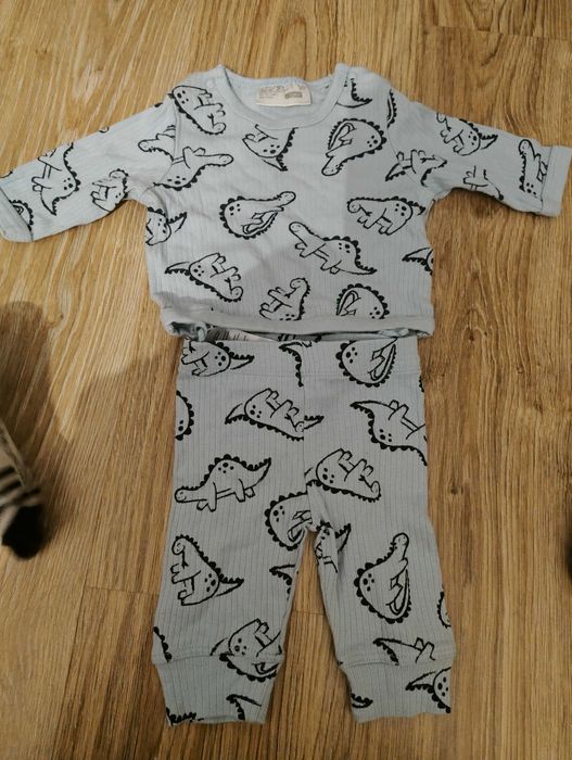 Ubranka dla niemowlaka i buciki